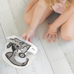 Kisgyermek kezében tartott kisállatos kirakódarab