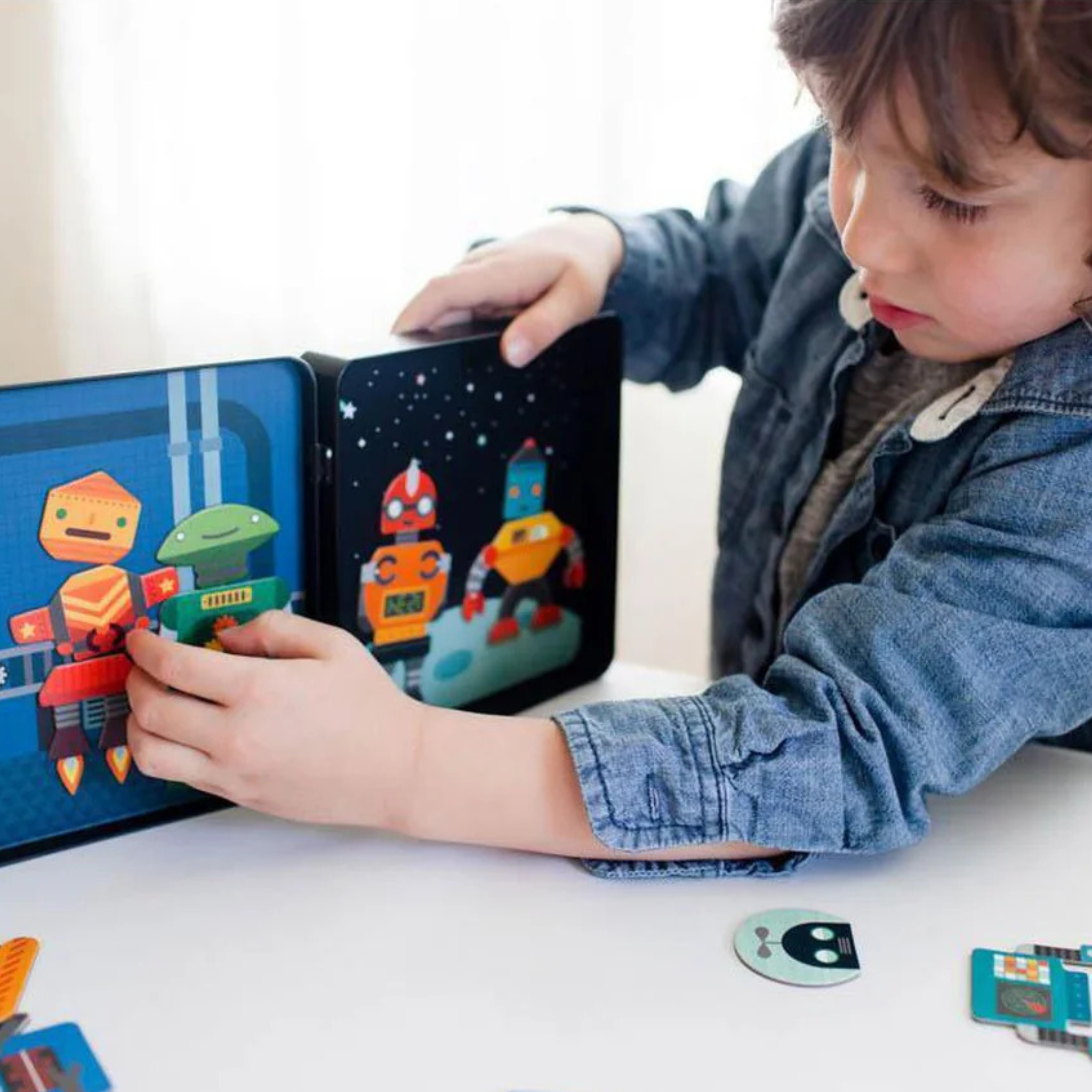 Gyerekek robotot építenek mágneses elemekből - fejleszti a kreativitást